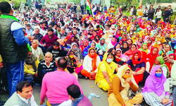 Farmers protest against NOIDA over compensation, new map policy Farmers protest against NOIDA over compensation, new map policy