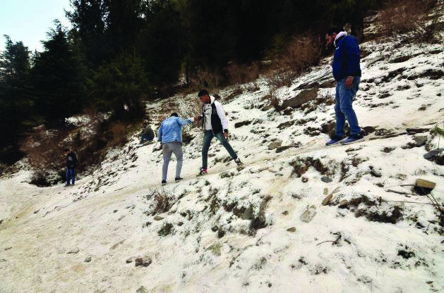 After snowfall, Kullu police rescues stranded tourists, 500 vehicles After snowfall, Kullu police rescues stranded tourists, 500 vehicles