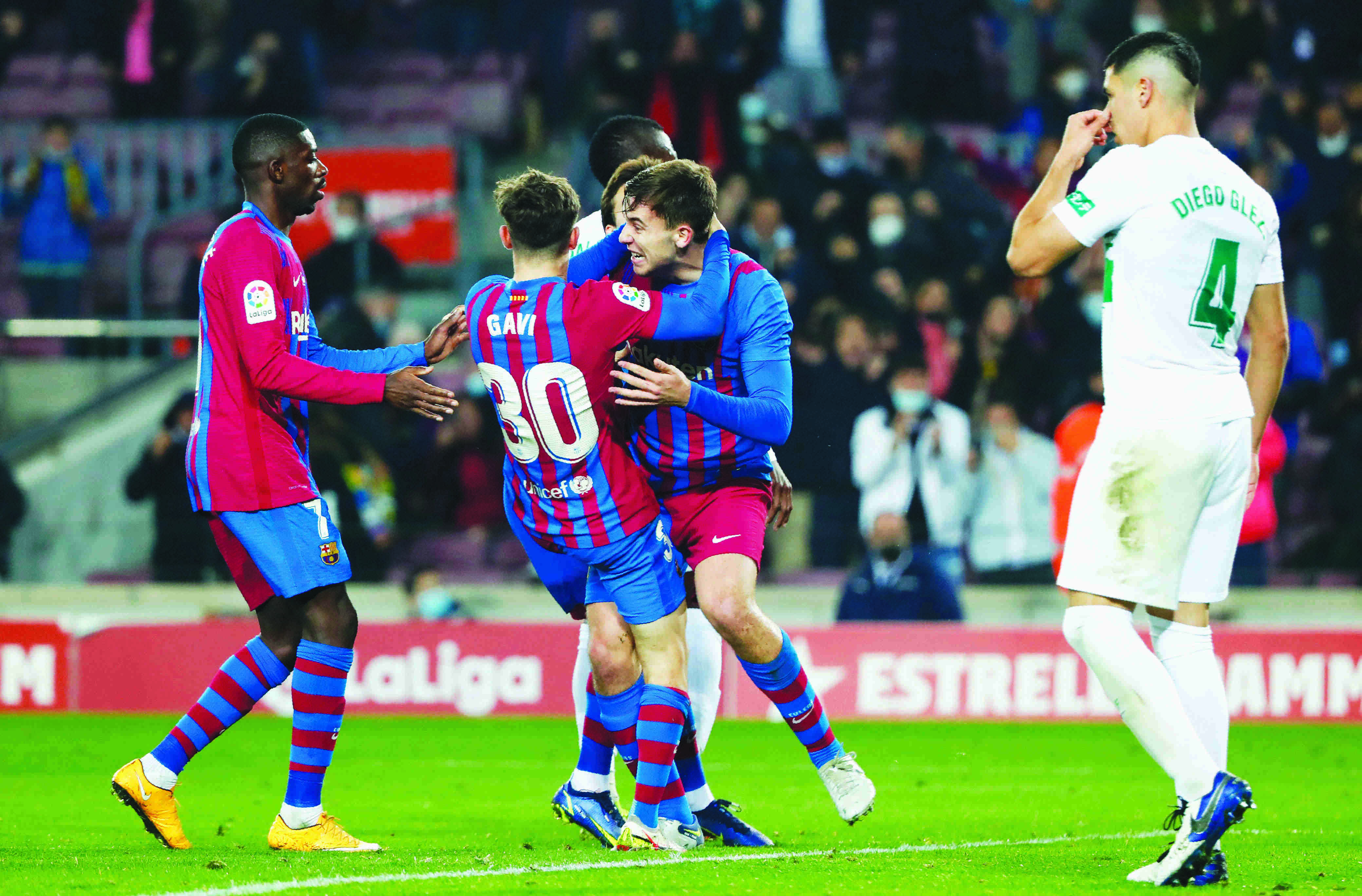 Sevilla beat Atlético to close on leaders Sevilla beat Atlético to close on leaders