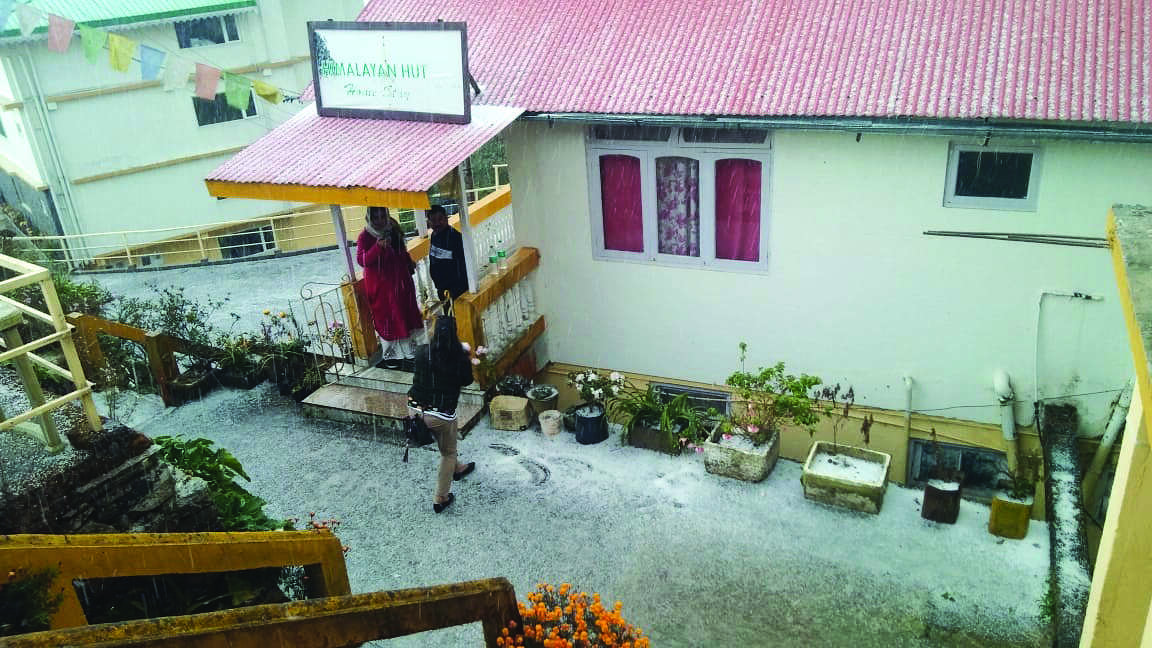 Rishyap gets hailstorm and light snowfall
