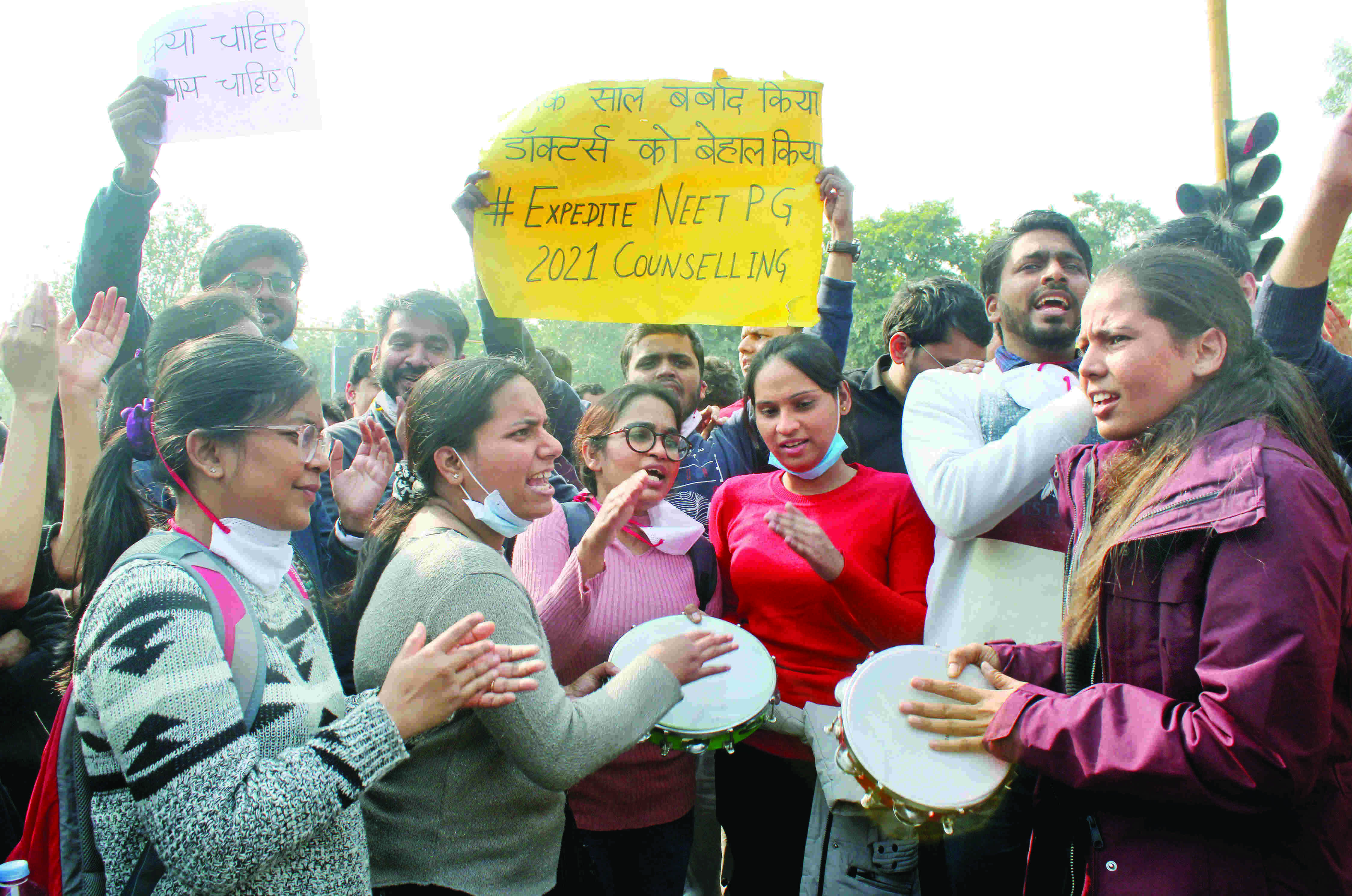 Protesting docs forcefully removed, thousands more gather at Sarojini Nagar police station