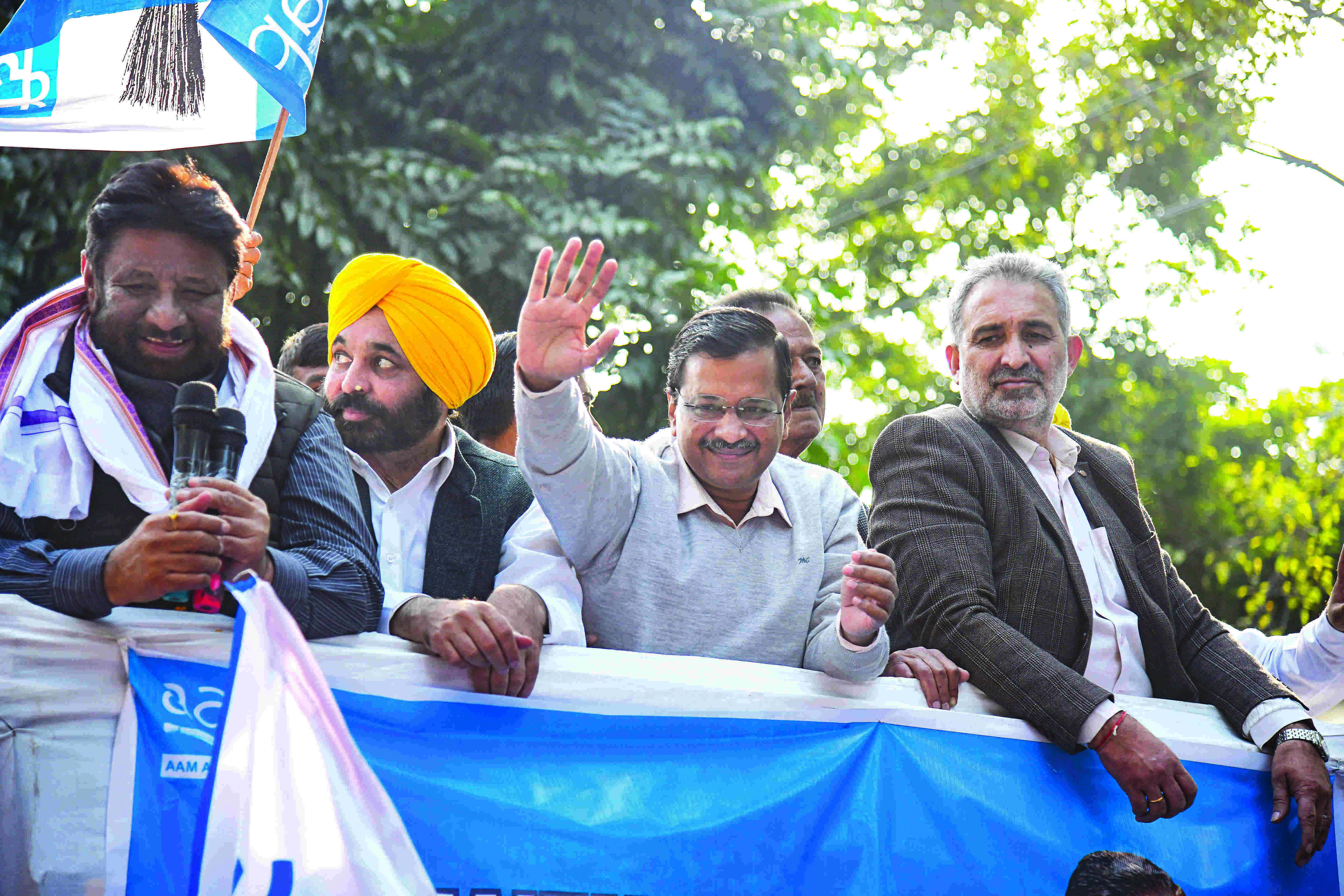 Kejriwal leads AAPs victory march in Chandigarh Kejriwal leads AAPs victory march in Chandigarh