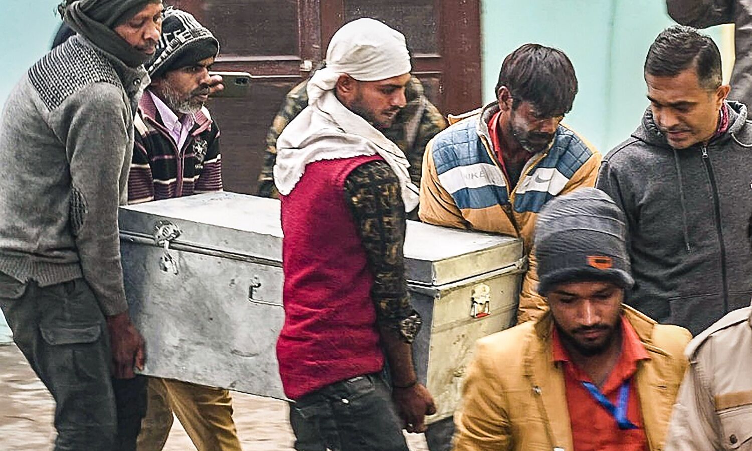 I-T raids Uttar Pradesh entities engaged in perfume trade; SP says Kannauj MLC searched