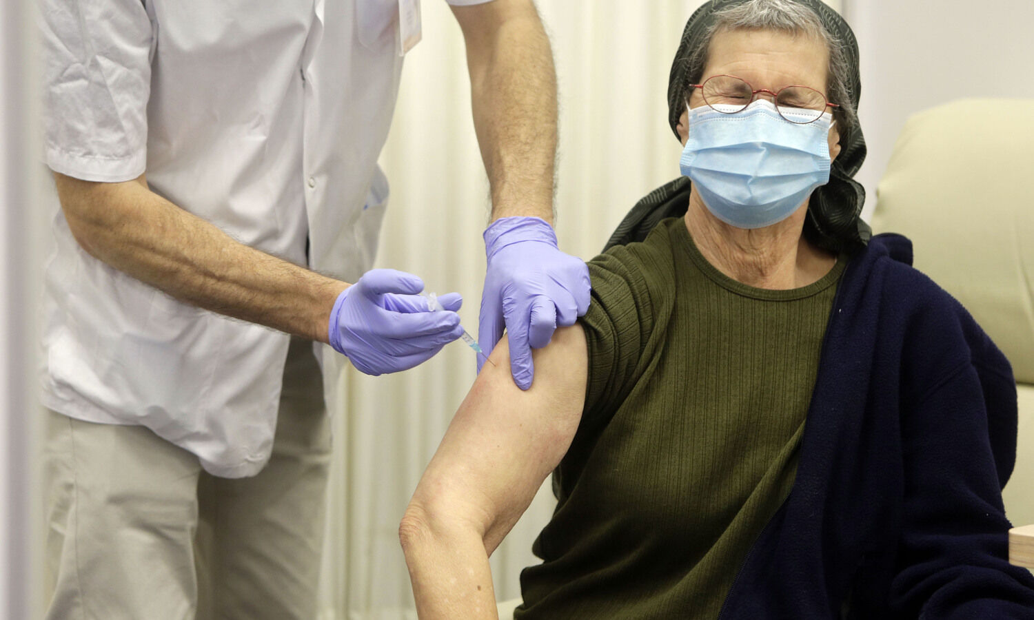 Omicron wave may have peaked in South Africa, overnight curfew lifted: officials