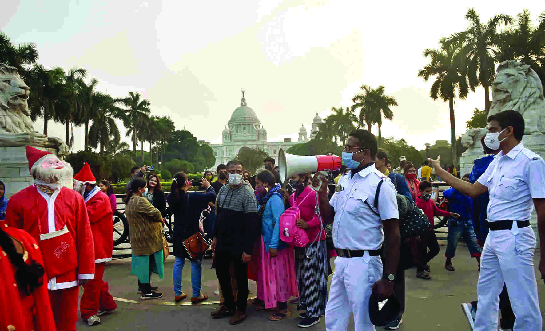Edu institutes closed, local trains to run with 50% capacity till 7pm