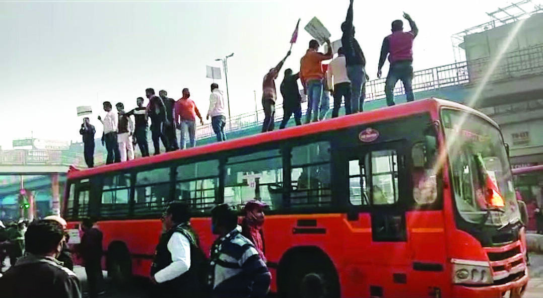 BJP workers climb atop buses, block roads BJP workers climb atop buses, block roads