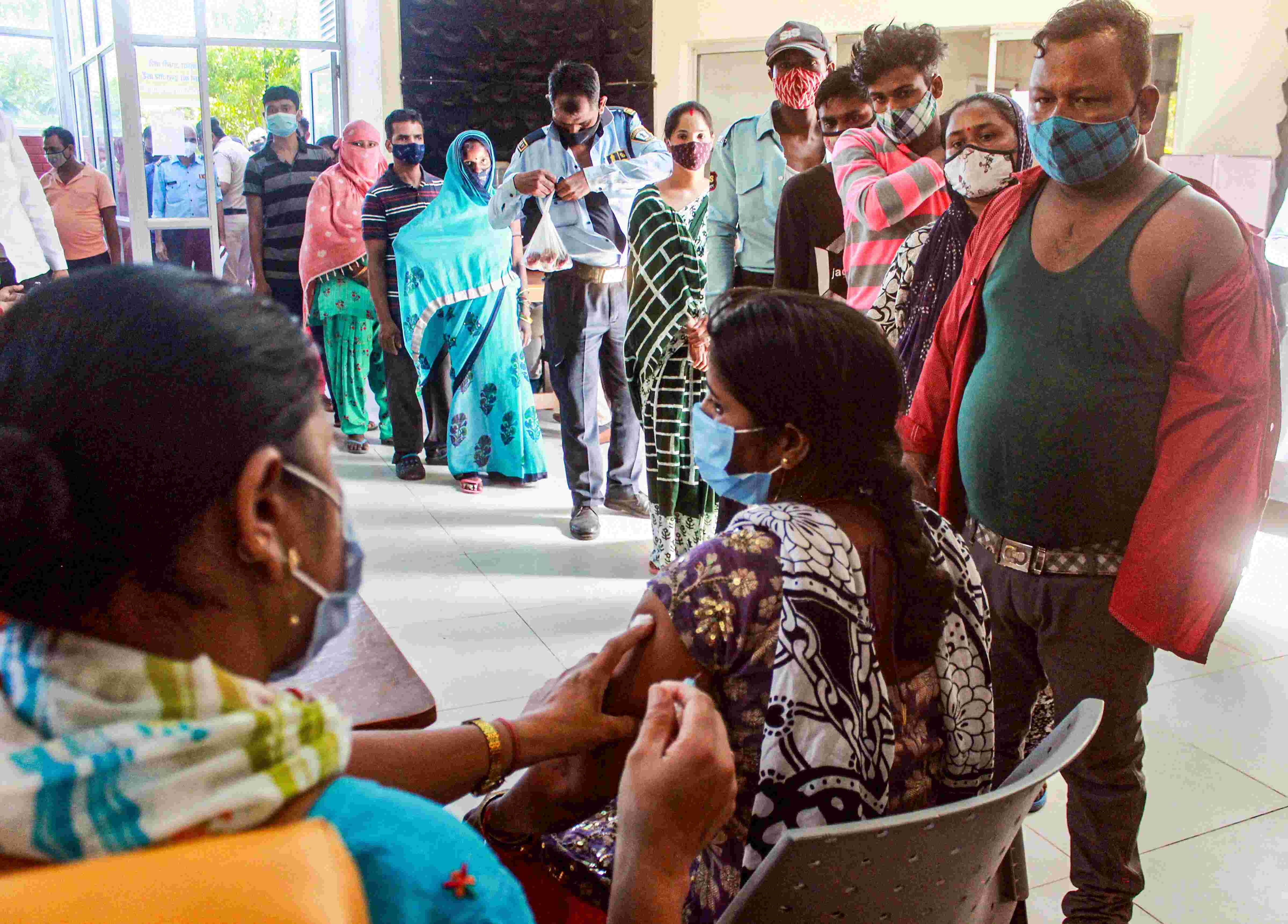 Maha records 34,424 new COVID-19 cases, 22 deaths; Omicron tally up by 34