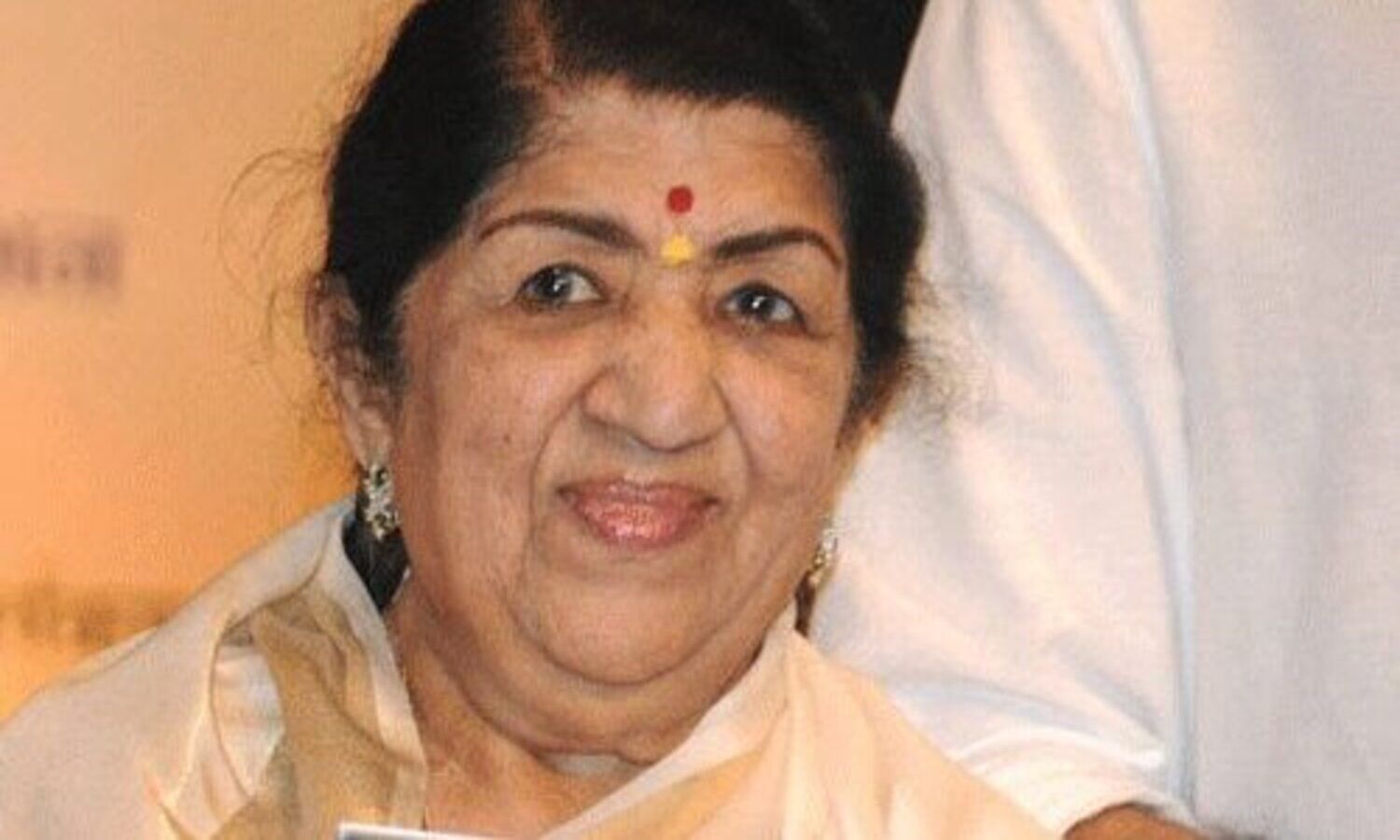 Lata Mangeshkar continues to remain under observation: doctor