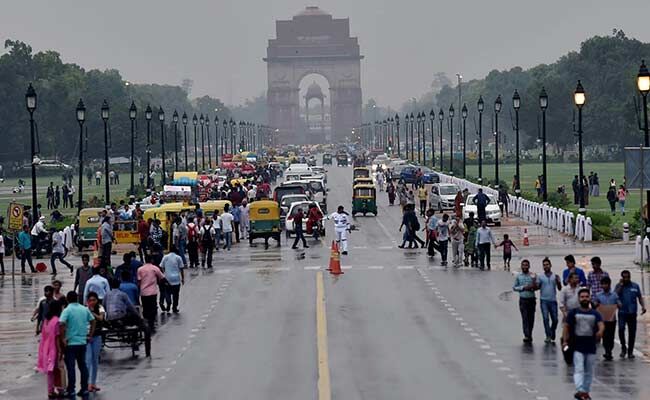 Delhi sees shallow to moderate fog; min temp recorded at 6 degrees Celsius Delhi sees shallow to moderate fog; min temp recorded at 6 degrees Celsius