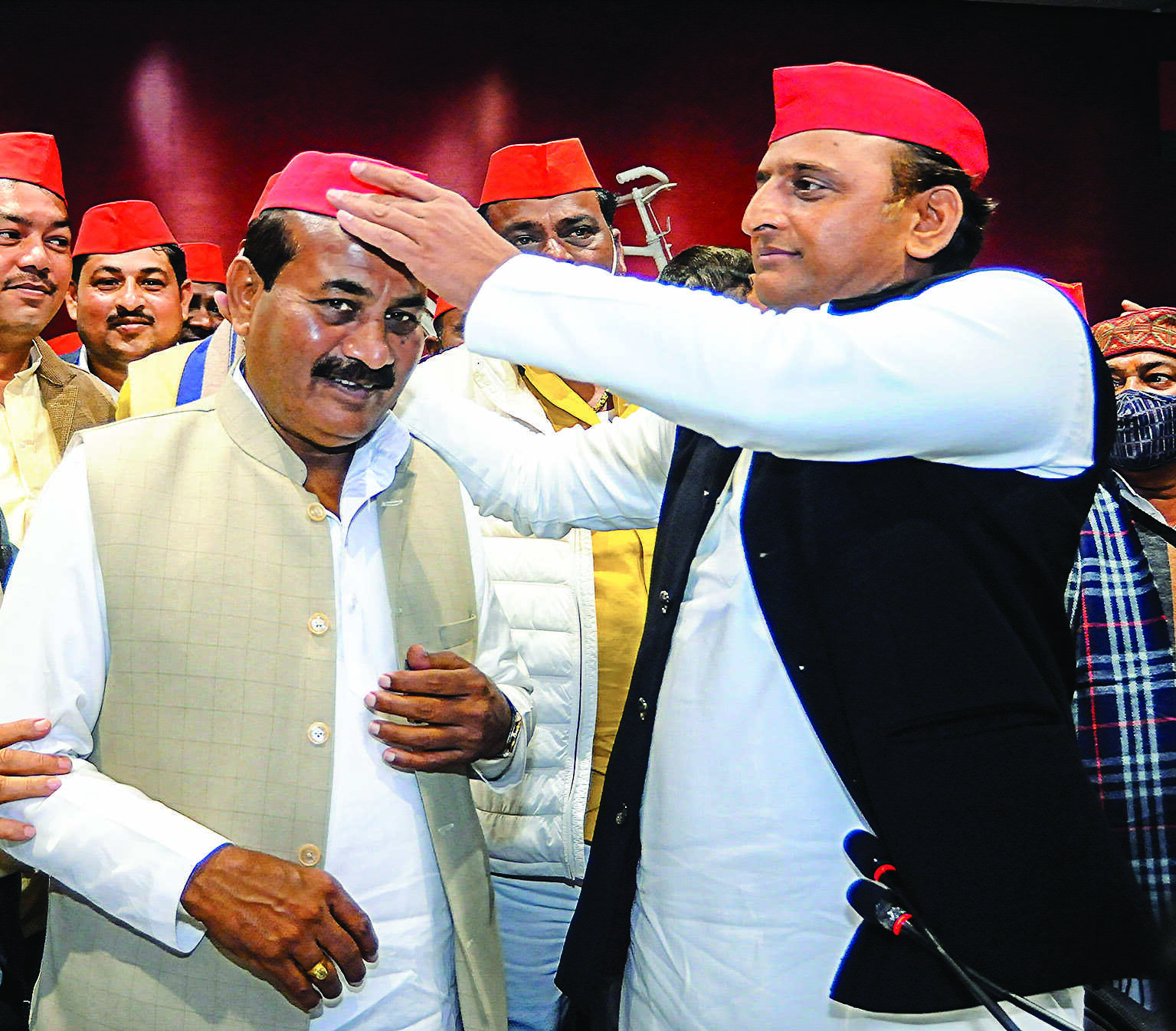 Ex-minister Dara Singh Chauhan, Apna Dal MLA join Samajwadi Party Ex-minister Dara Singh Chauhan, Apna Dal MLA join Samajwadi Party