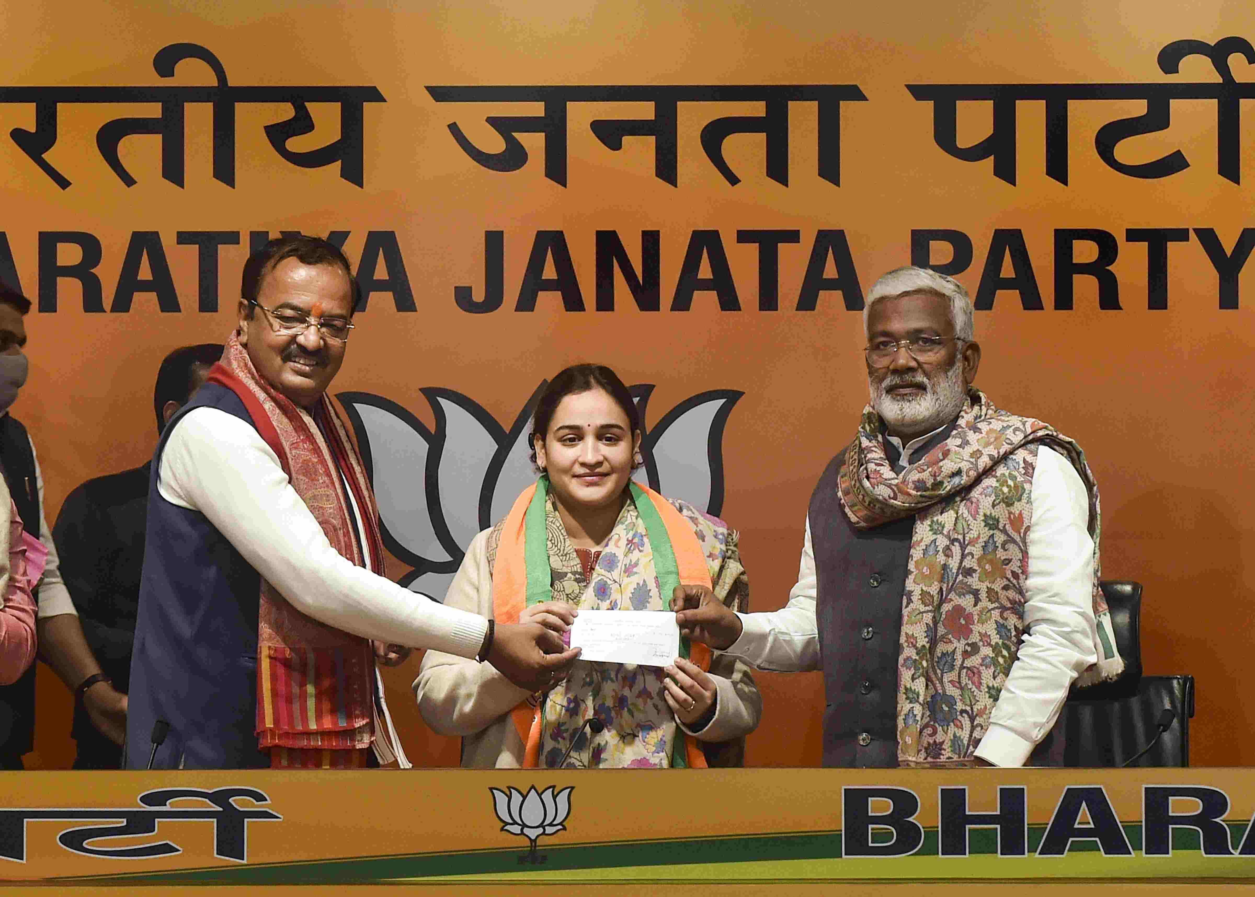 BJP inducts Mulayams daughter-in-law, brother of Late CDS Bipin Rawat BJP inducts Mulayams daughter-in-law, brother of Late CDS Bipin Rawat