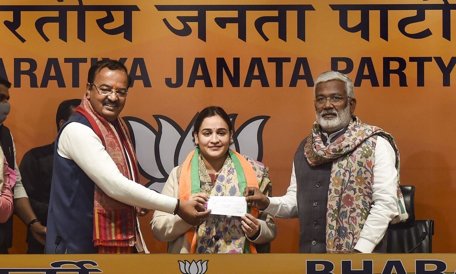 After joining BJP, Aparna Yadav takes blessing of Mulayam