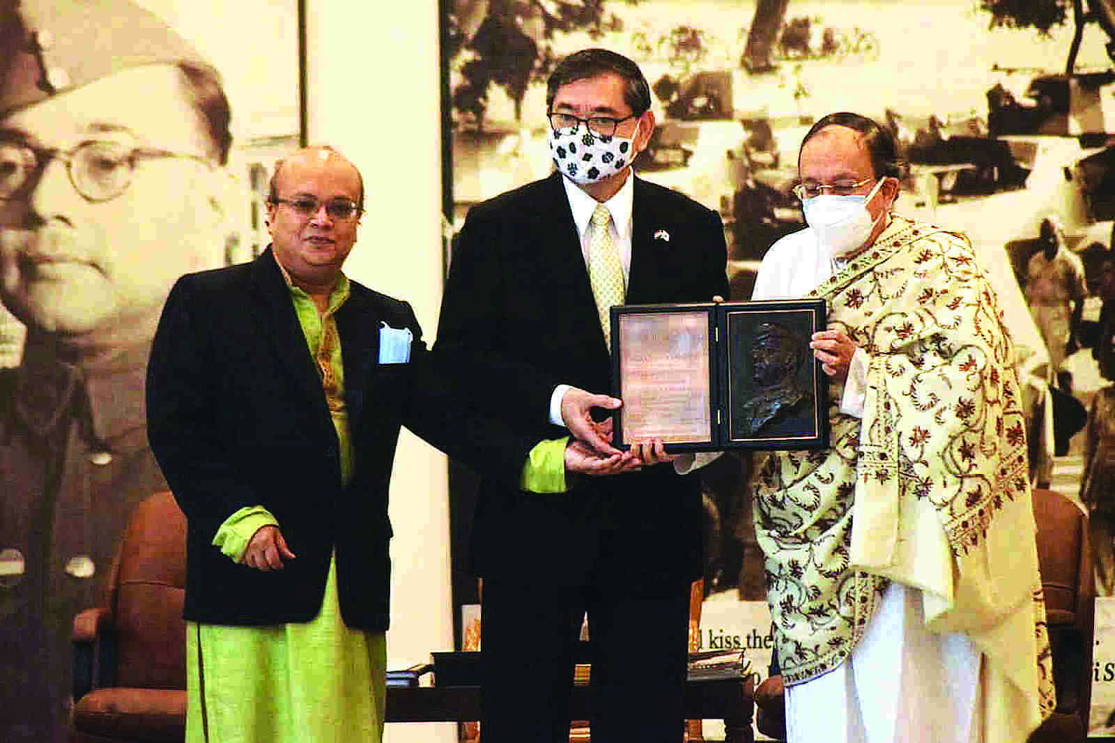 Former PM of Japan Shinzo Abe honoured with Netaji Award 2022 Former PM of Japan Shinzo Abe honoured with Netaji Award 2022