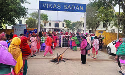 Gurugram anganwadi workers continue stir for pay-raise Gurugram anganwadi workers continue stir for pay-raise