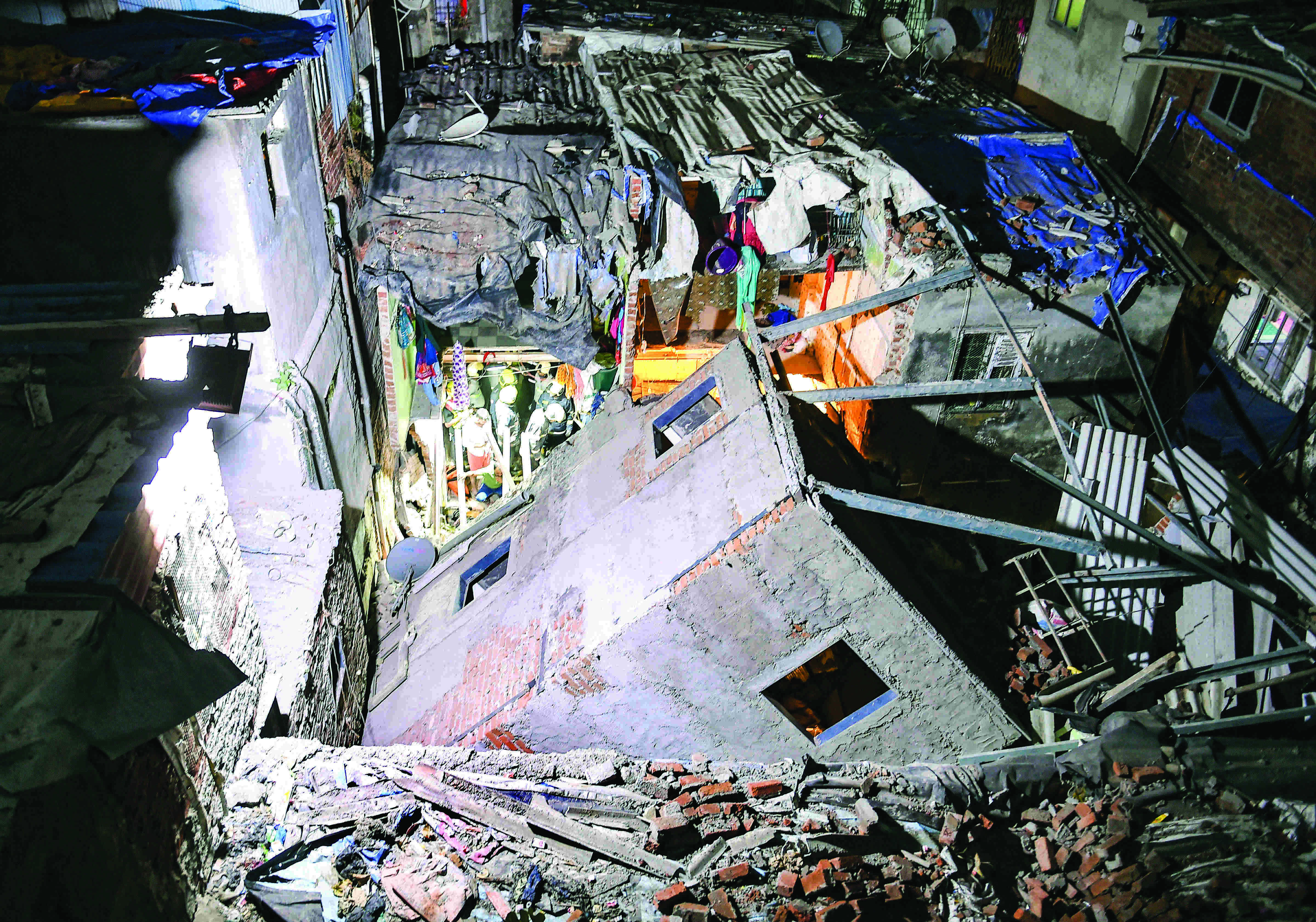 Building collapses in Mumbai; 6 rescued Building collapses in Mumbai; 6 rescued