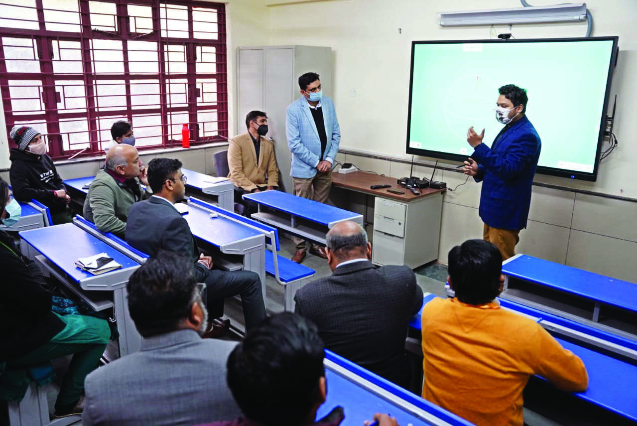 20K Delhi govt classrooms to soon have smart boards, says Deputy CM 20K Delhi govt classrooms to soon have smart boards, says Deputy CM