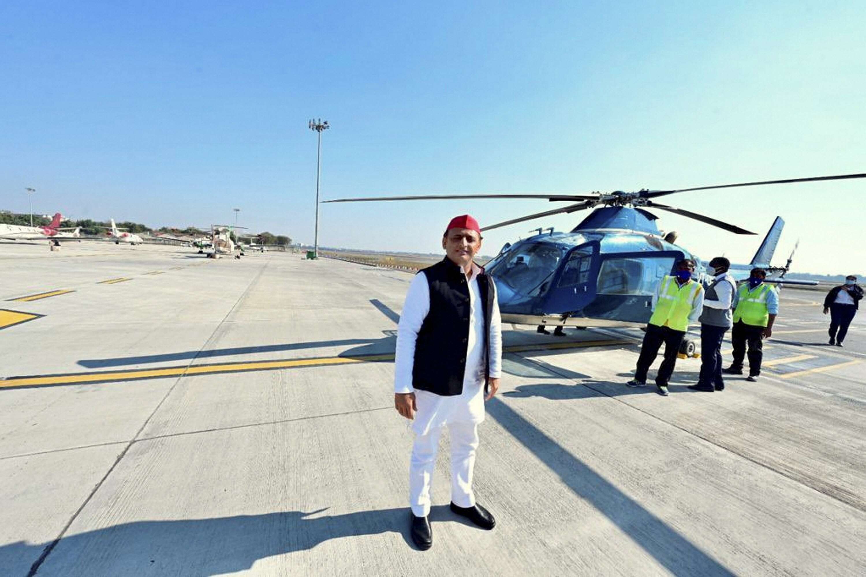 Stranded in Delhi, not allowed to fly for Muzaffarnagar, alleges Akhilesh Stranded in Delhi, not allowed to fly for Muzaffarnagar, alleges Akhilesh