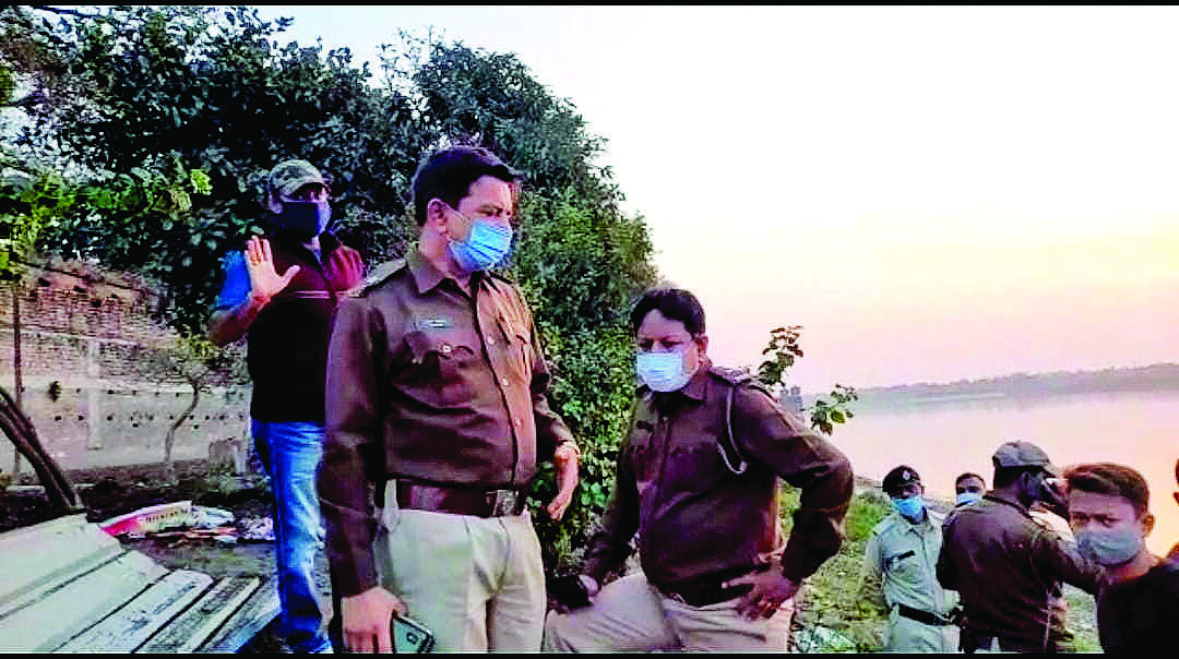 5ft-deep crater created due to blast in Halisahar, few detained 5ft-deep crater created due to blast in Halisahar, few detained