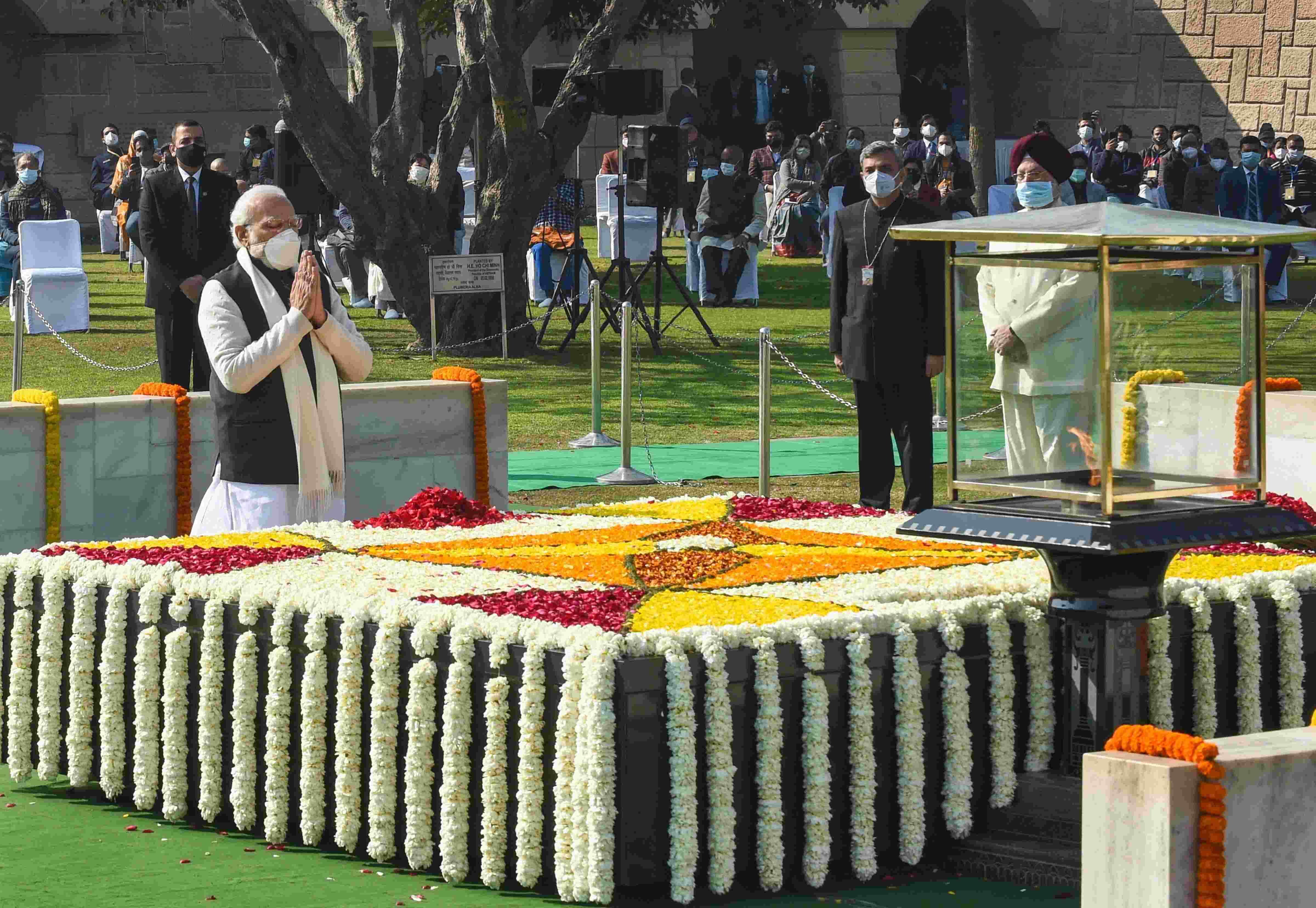 Prez, PM pay floral tributes to Mahatma Gandhi at Rajghat