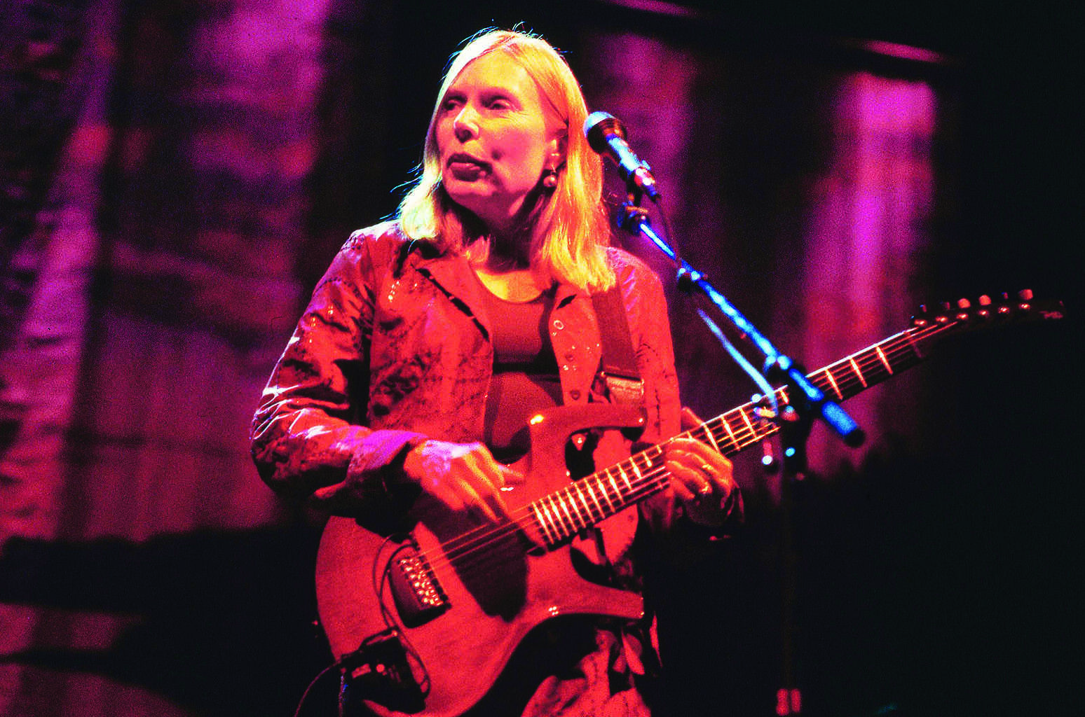 Joni Mitchell removes music from Spotify