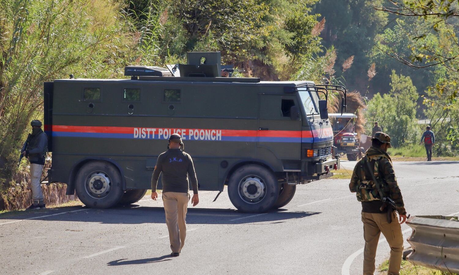 4 terrorists, 1 soldier killed in attacks on security posts in Pakistan