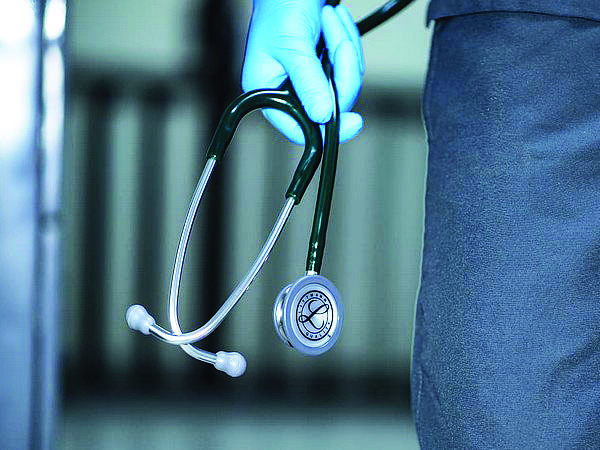 On-duty doctor manhandled at Kalyanis JNM Hosp On-duty doctor manhandled at Kalyanis JNM Hosp