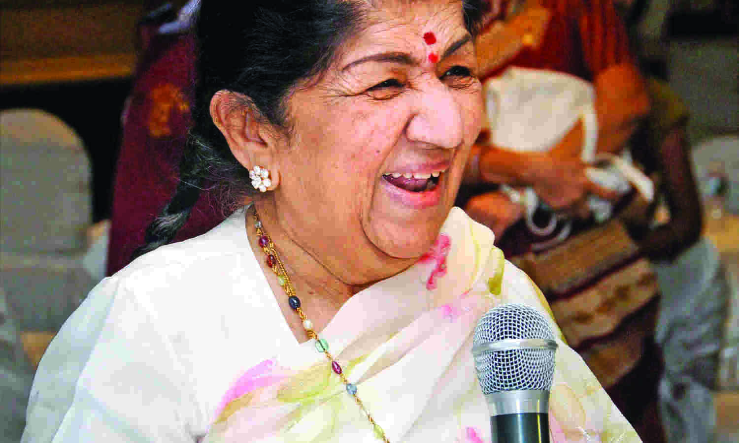 Lata Mangeshkar not doing well, under aggressive therapy