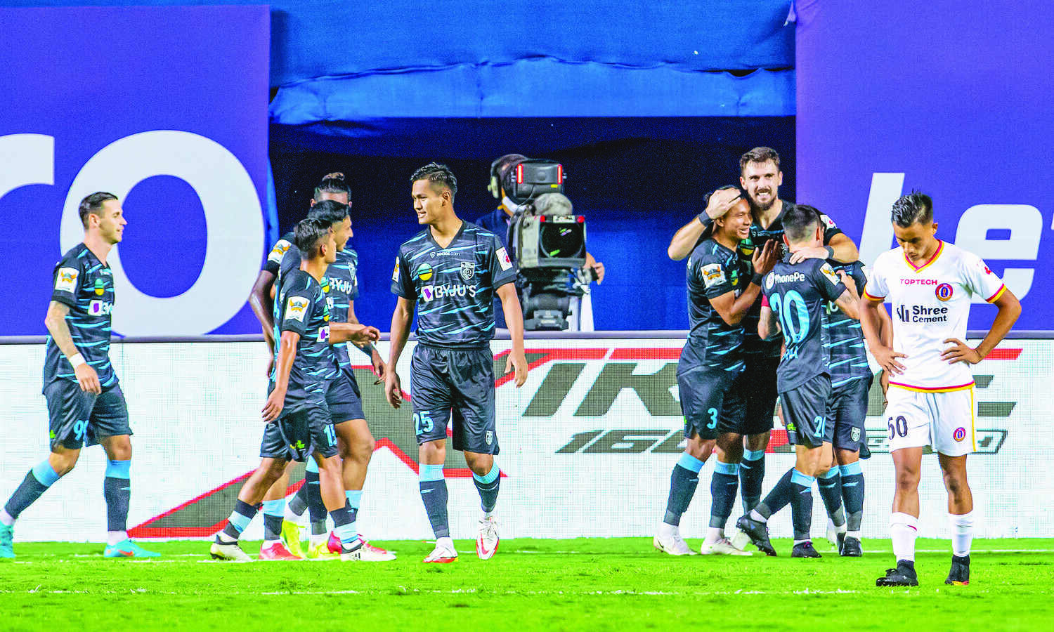 Kerala edge past SC East Bengal to get back into semis contention