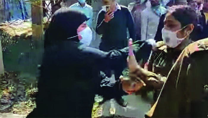 Burqa-clad woman stabs cabbie in Ggm Burqa-clad woman stabs cabbie in Ggm