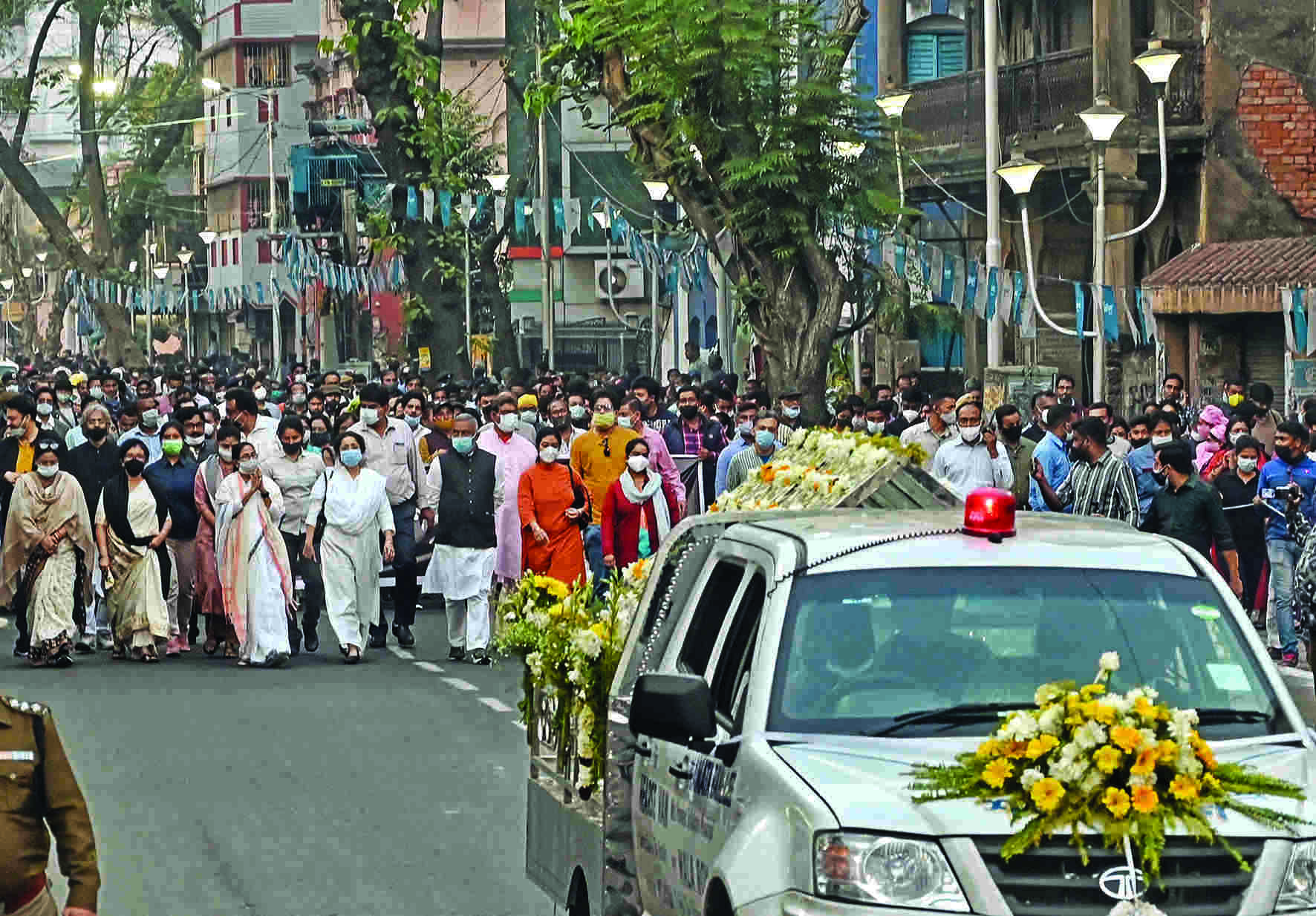 Bengal bids tearful adieu to Sandhya Mukherjee Bengal bids tearful adieu to Sandhya Mukherjee