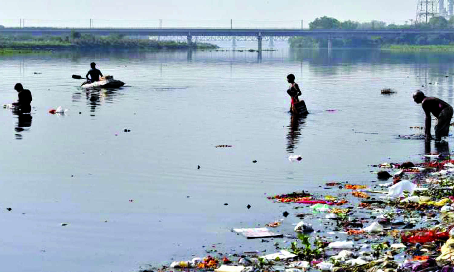 Mother-daughter duo jumps into   Yamuna, rescue efforts underway