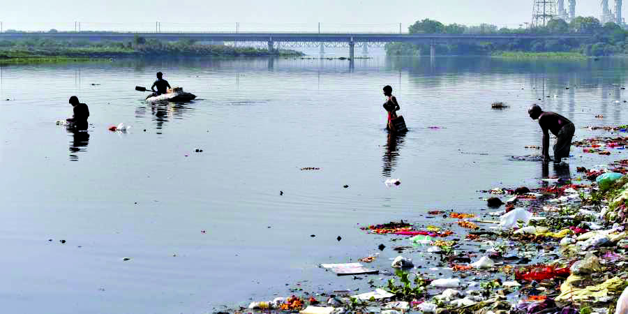 Mother-daughter duo jumps into   Yamuna, rescue efforts underway