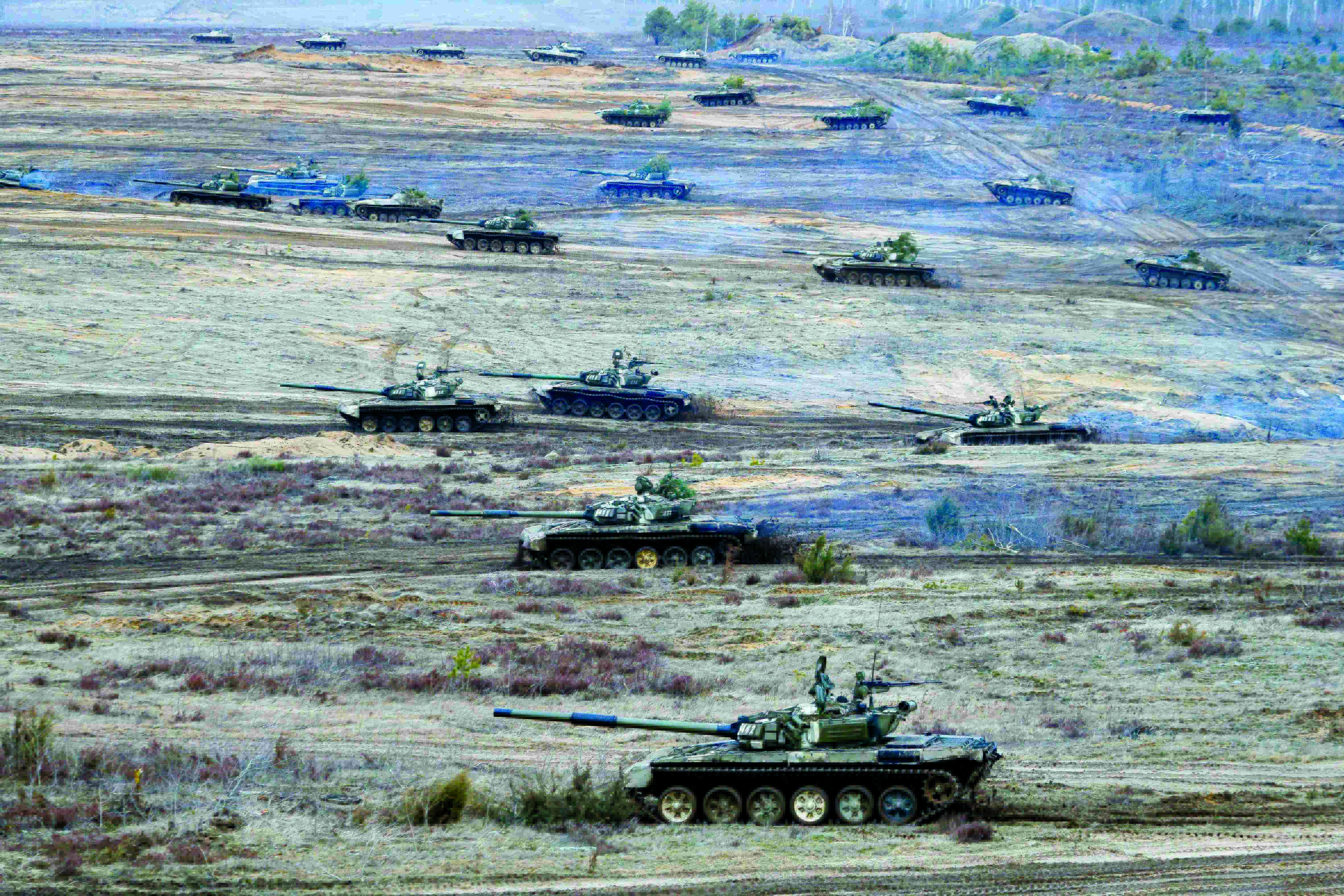 Crisis: Ukraine officials come   under shelling attack on front