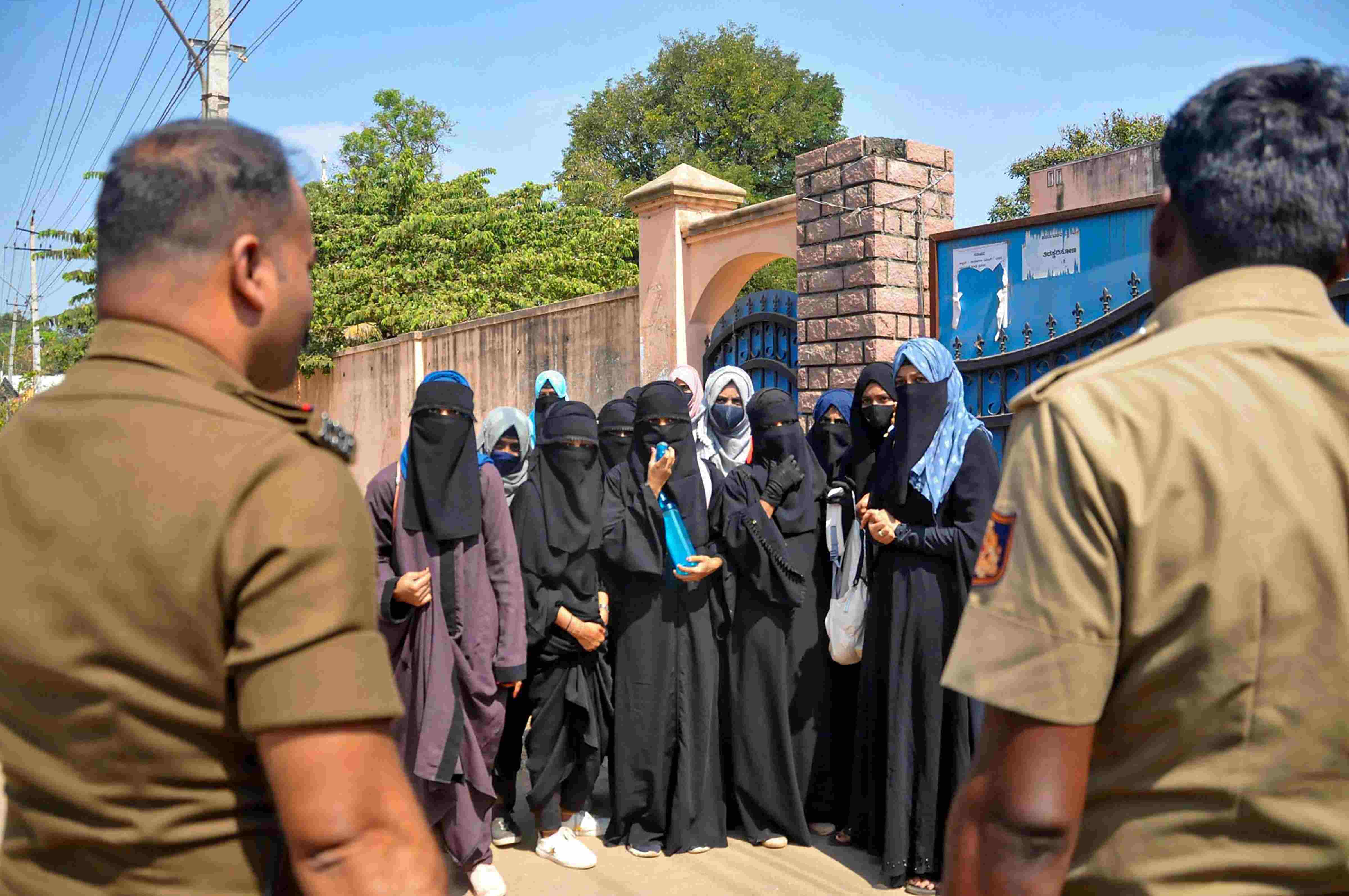 Right to wear hijab does not fall under Article 25 of Constitution: Ktaka govt in HC Right to wear hijab does not fall under Article 25 of Constitution: Ktaka govt in HC