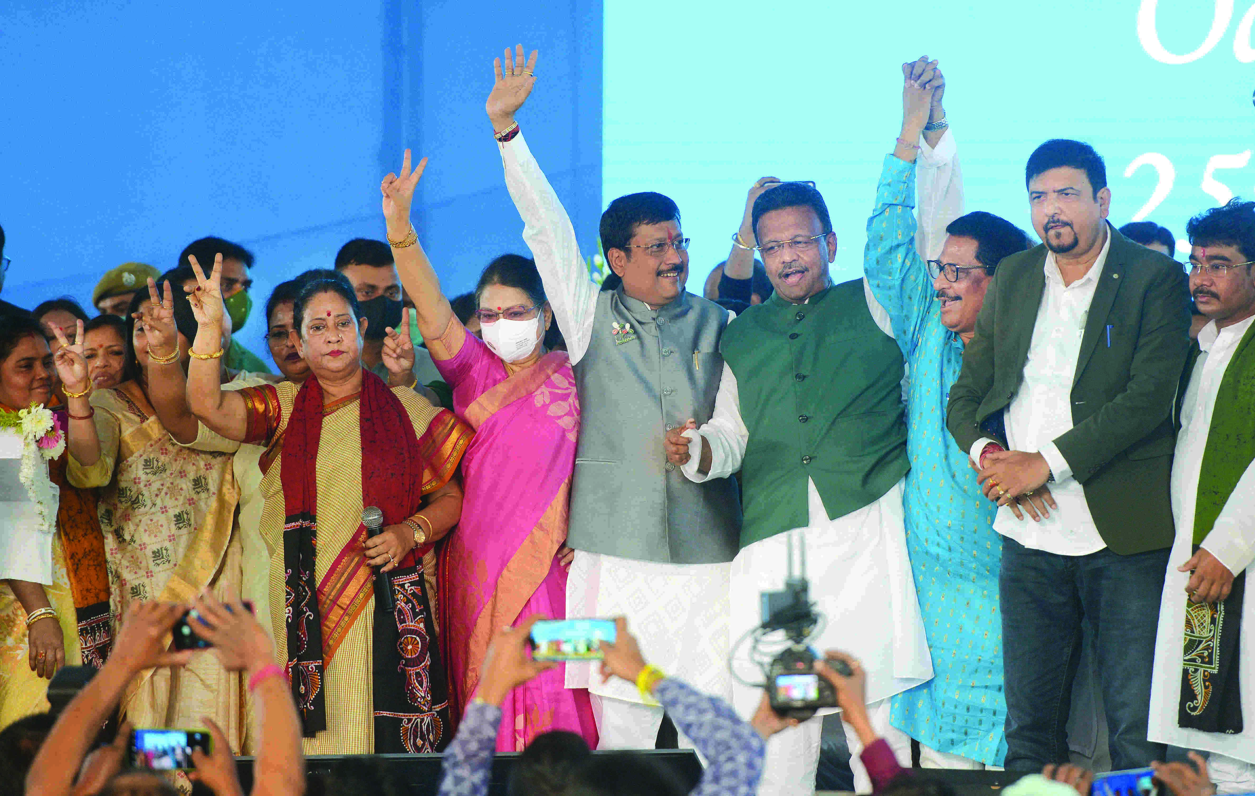 BMC, Asansol Mayors take oath, promise to live upto expectations BMC, Asansol Mayors take oath, promise to live upto expectations