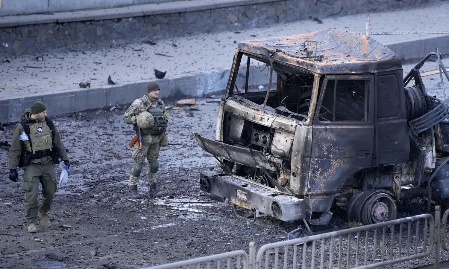 Ukraine: Curfew extended as Russian troops press on capital