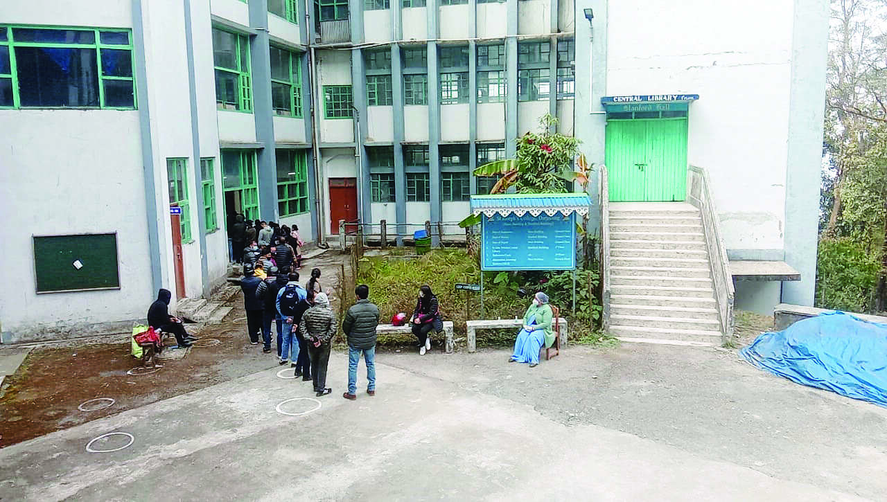 Low turnout but peaceful civic polls in Darjeeling Low turnout but peaceful civic polls in Darjeeling