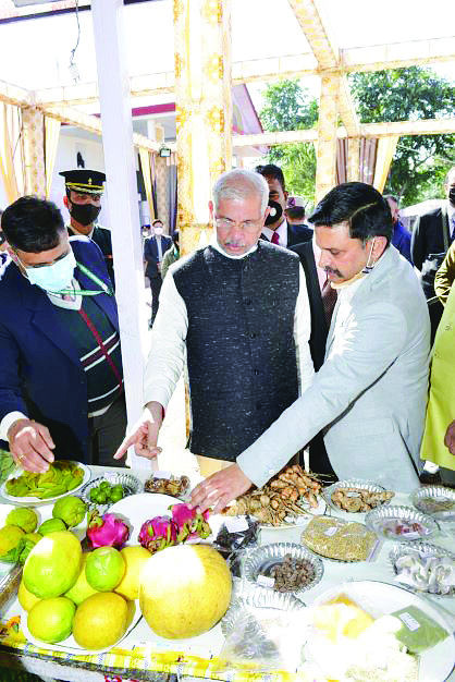 Guv interacts with young entrepreneurs practicing natural farming in Himachal Guv interacts with young entrepreneurs practicing natural farming in Himachal