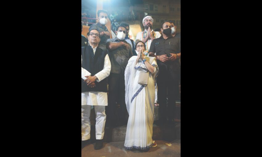 Bengal CM watches Ganga Aarti like a commoner at Varanasi ghat Bengal CM watches Ganga Aarti like a commoner at Varanasi ghat