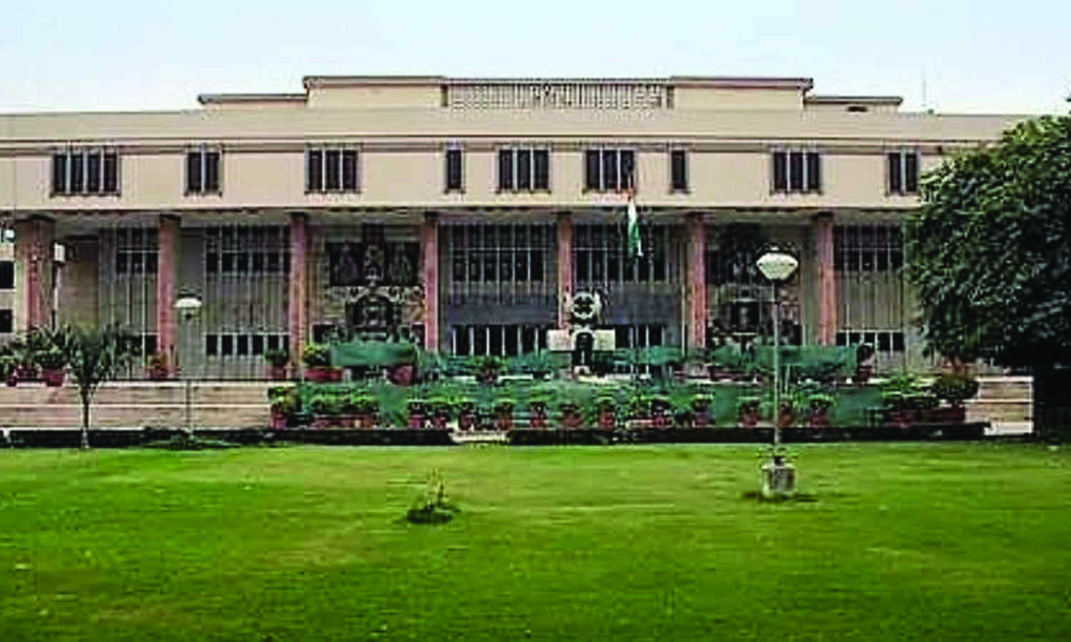 Dist judge asked to file report on sentencing proceedings of lawyer