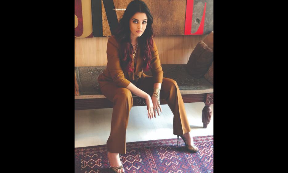 Fans hail Aishwaryas first look from Ponniyin Selvan: I Fans hail Aishwaryas first look from Ponniyin Selvan: I
