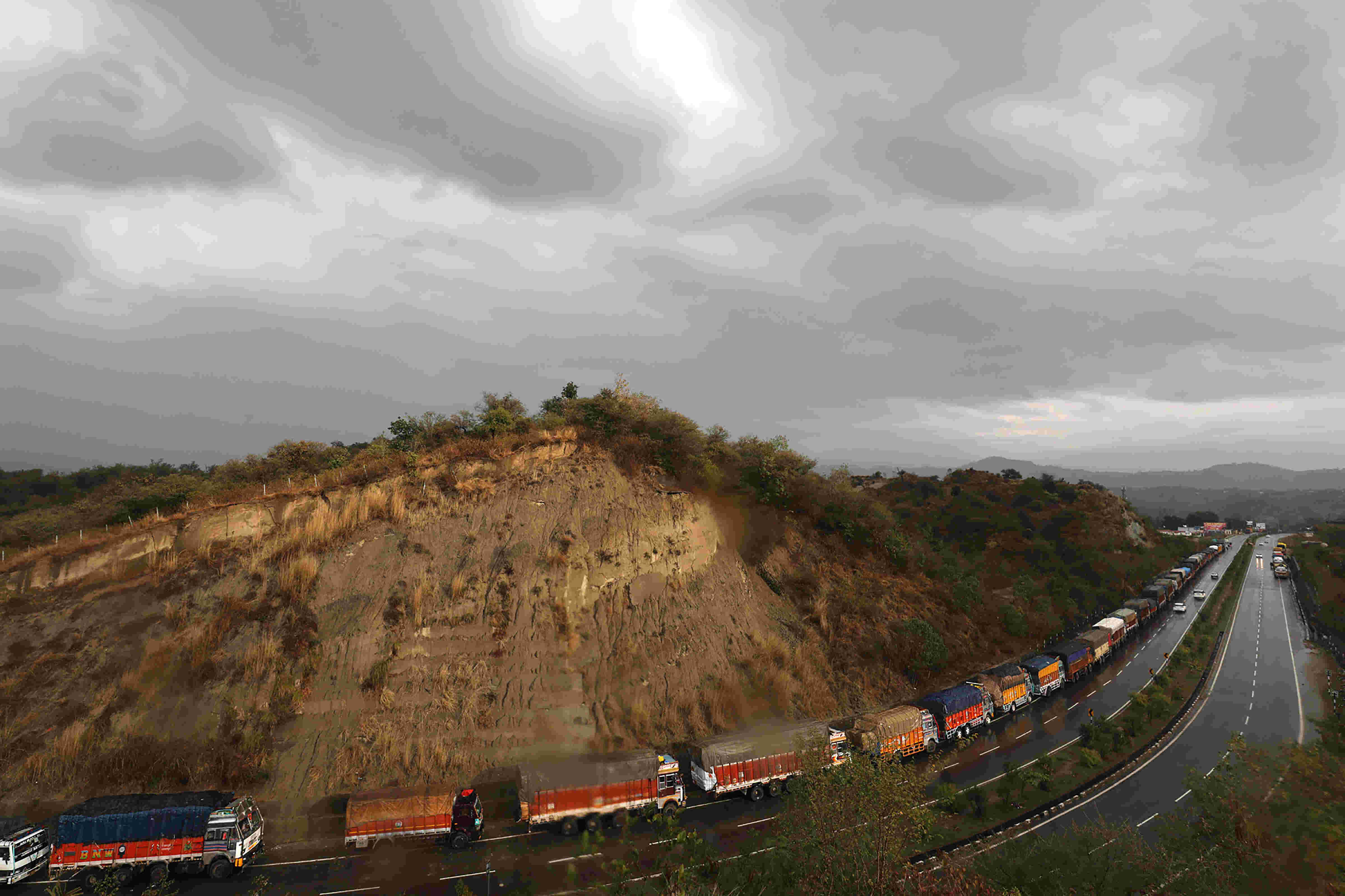 Traffic suspended on Jammu-Srinagar national highway Traffic suspended on Jammu-Srinagar national highway
