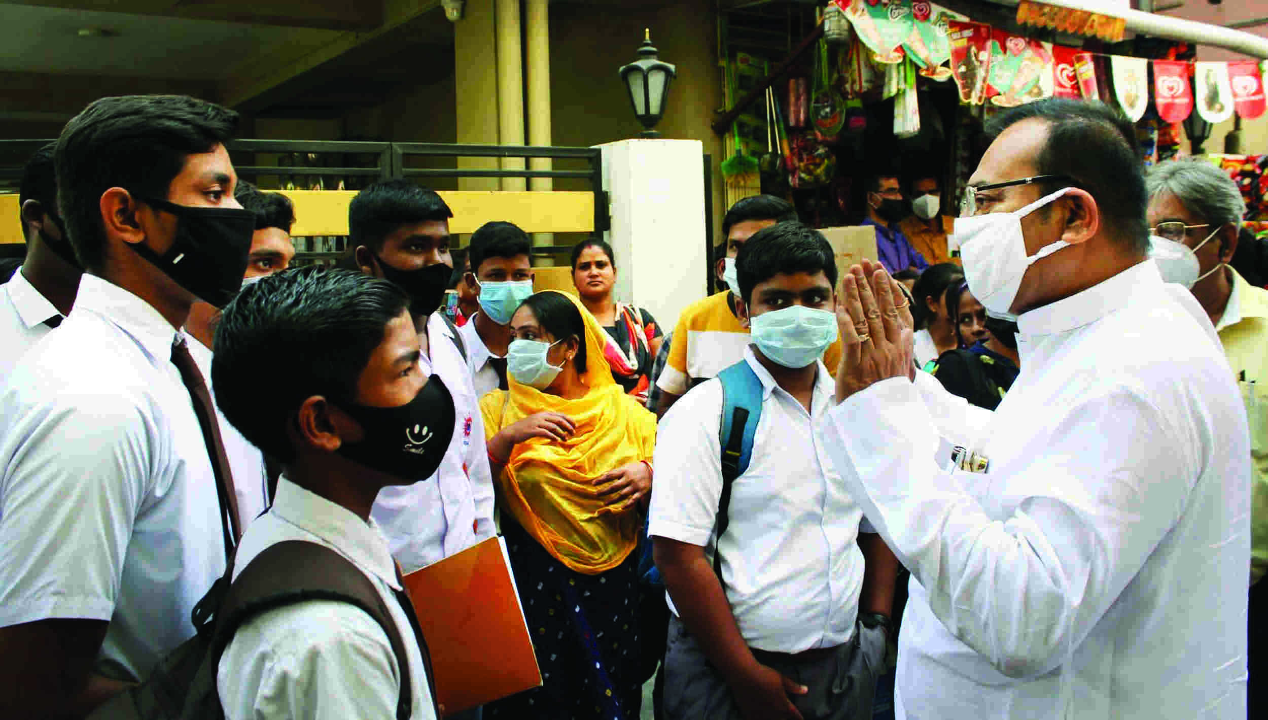 Madhyamik: Over 11 lakh students appear for their 1st language paper at 4,194 centres Madhyamik: Over 11 lakh students appear for their 1st language paper at 4,194 centres