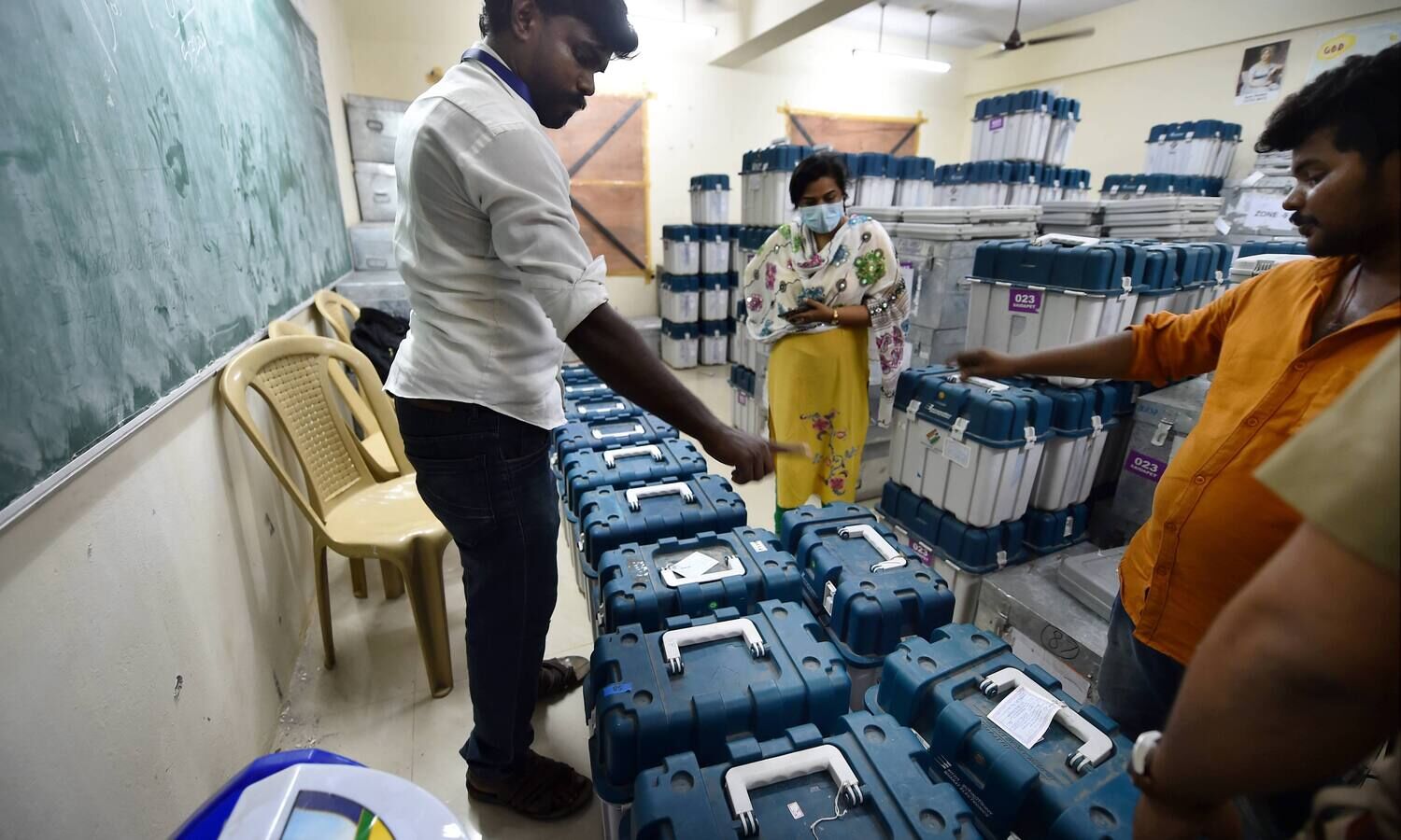 Two EVM-laden trucks have gone missing in Varanasi: SP, allies
