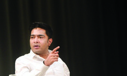 Abhishek urges cops to remove barricades in front of his house Abhishek urges cops to remove barricades in front of his house