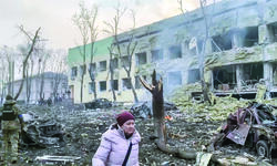 Attacks hit Ukraine maternity hospital