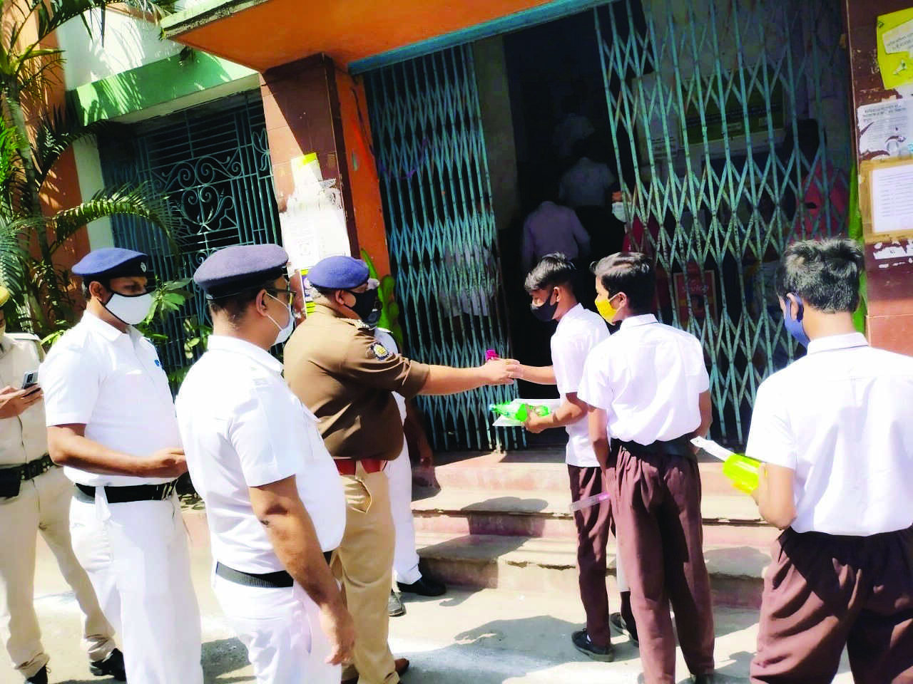 Kolkata Police turns saviour for Madhyamik examinees in city Kolkata Police turns saviour for Madhyamik examinees in city