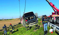 Bus full of Ukrainian refugees overturns in Italy