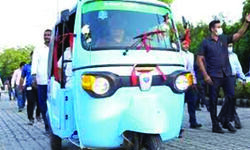 548 women get Letters of Intent for new e-autos, govt focus on ensuring they end up driving it too 548 women get Letters of Intent for new e-autos, govt focus on ensuring they end up driving it too