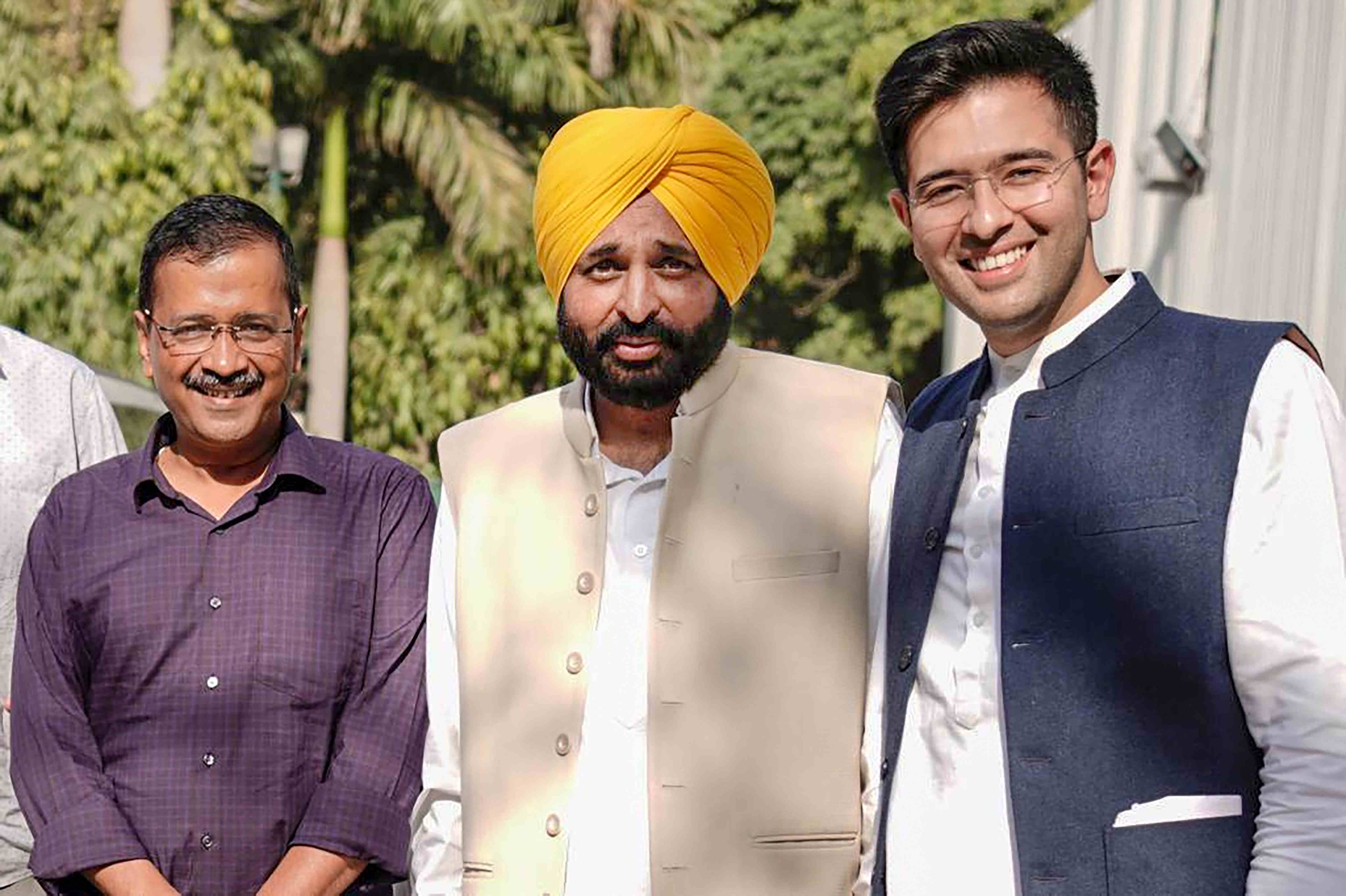 Kejriwal, Mann pay obeisance at Golden Temple Kejriwal, Mann pay obeisance at Golden Temple